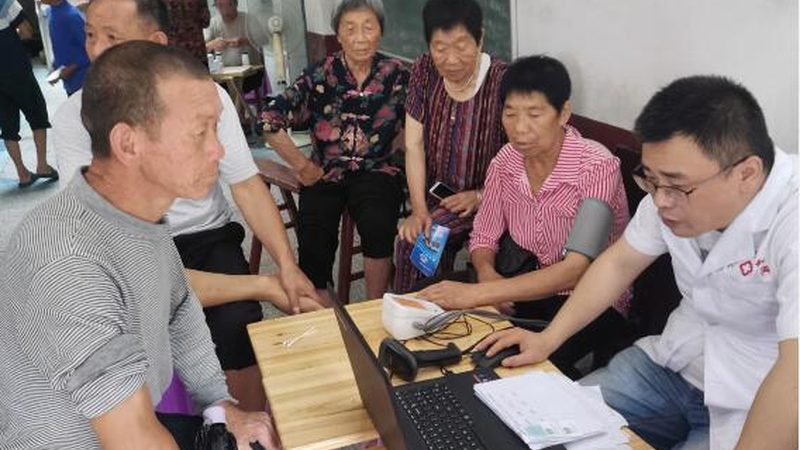 对于老年人体检前晚餐，以下是一些建议：